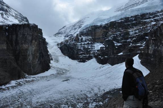Maravilhado com as geleiras na região do Lake Louise, em Alberta, no Canadá